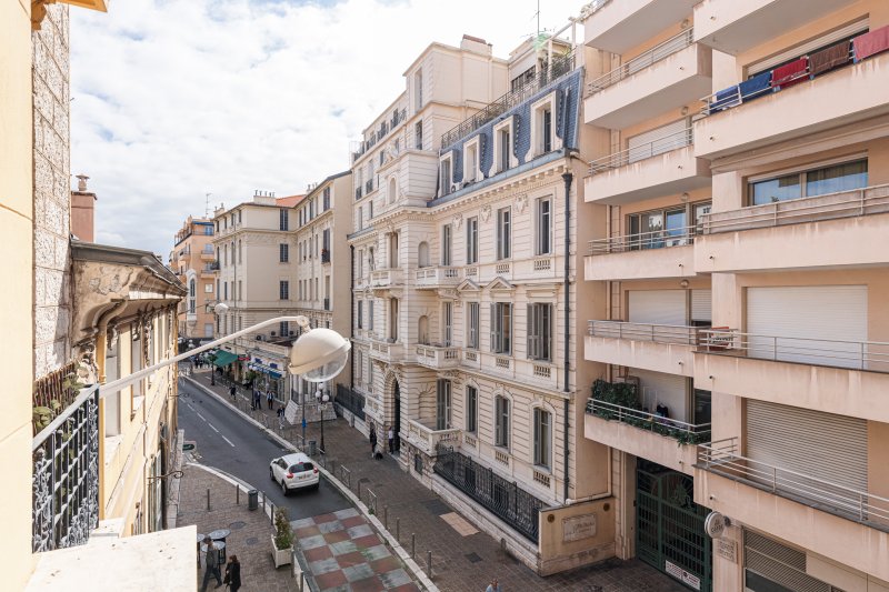 FRANCE 24 - MAGNIFIQUE APPARTEMENT DE 100M² - A COTE DE LA MER