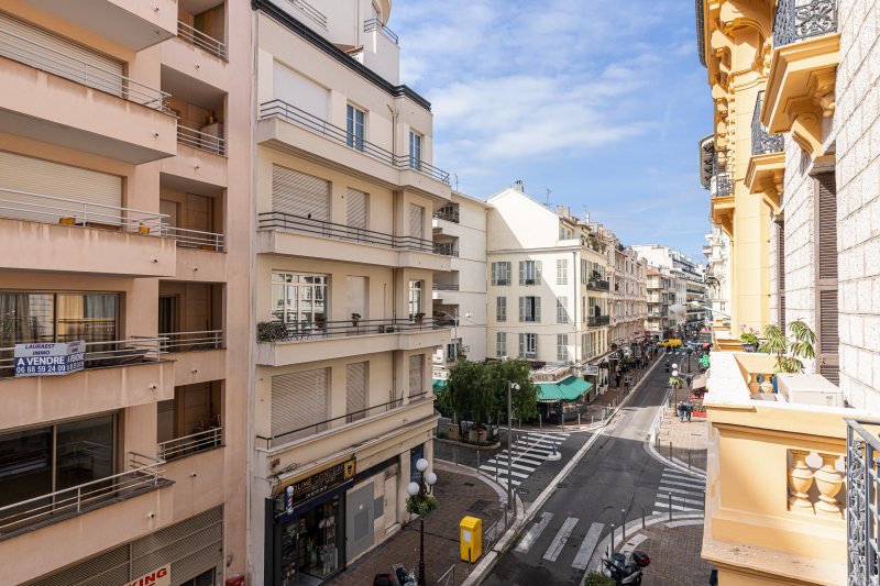 FRANCE 24 - MAGNIFIQUE APPARTEMENT DE 100M² - A COTE DE LA MER